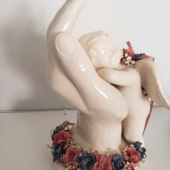 Vintage cherub resting on Jesus' hand - Picture 2 of 11